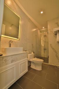W łazience znajduje się toaleta, umywalka i prysznic. w obiekcie MONACO HOTEL w mieście Khu Chi Lăng