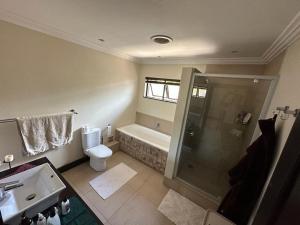 une salle de bain avec une douche, des toilettes et un lavabo dans l'établissement The Zen Den, à Durban