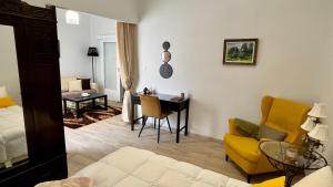 A seating area at Cozy house with backyard at Iraklio Attikis