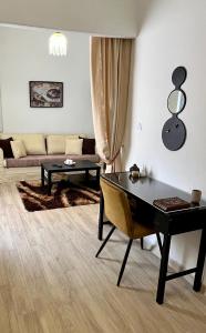 A seating area at Cozy house with backyard at Iraklio Attikis