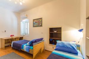 Posteľ alebo postele v izbe v ubytovaní Heritage Dvori with garden, free parking next to sea beautiful location