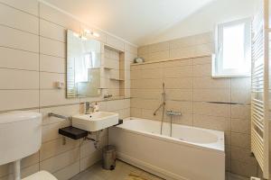 Kúpeľňa v ubytovaní Heritage Dvori with garden, free parking next to sea beautiful location + 19 fotografií