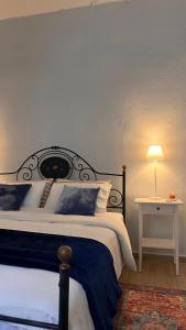 Ένα ή περισσότερα κρεβάτια σε δωμάτιο στο Cozy house with backyard at Iraklio Attikis