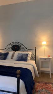 A bed or beds in a room at Cozy house with backyard at Iraklio Attikis