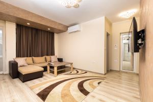 TV a/nebo společenská místnost v ubytování Sunny 1BD Apartment in OLD TOWN by Flat Mаnager