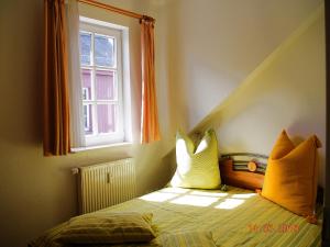 バンシンにあるVineta-App-15のベッドルーム1室(黄色い枕のベッド1台、窓付)