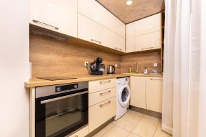 Kuchyň nebo kuchyňský kout v ubytování Sunny 1BD Apartment in OLD TOWN by Flat Mаnager