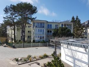ein großes Apartmenthaus mit einem Gebäude in der Unterkunft Strandoase App. 01 in Heringsdorf