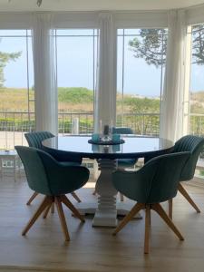 ein Esszimmer mit einem Tisch und vier Stühlen in der Unterkunft Strandoase App. 01 in Heringsdorf