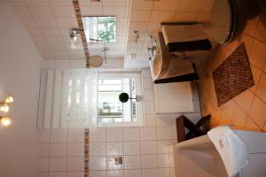 ein kleines Badezimmer mit Waschbecken und Fenster in der Unterkunft Strandoase App. 01 in Heringsdorf