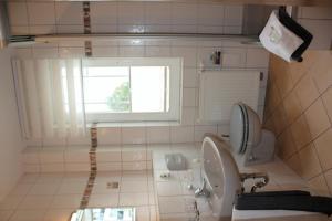 ヘリングスドルフにあるStrandoase-App-01の小さなバスルーム(トイレ、窓付)が備わります。