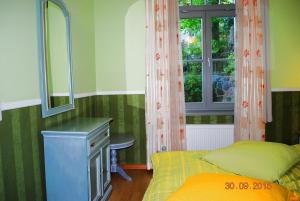 ヘリングスドルフにあるSan-Marino-App-03のベッドルーム1室(ベッド1台、窓、鏡付)