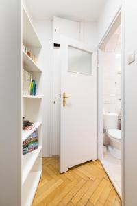 uma casa de banho com uma porta branca e um WC em P&O Apartments Gamerskiego em Varsóvia