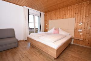A bed or beds in a room at Alpine Active Weitgasser