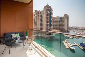 balcón con vistas al puerto y a los edificios en Tiara Residences, Palm Jumeirah Dubai - Mint Stay en Dubái