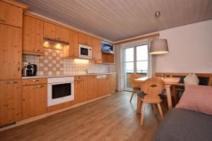 A kitchen or kitchenette at Alpine Active Weitgasser