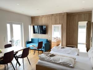 pokój hotelowy z 2 łóżkami, stołem i krzesłami w obiekcie Luxury Apartment Monte Carlo w mieście Pörtschach am Wörthersee