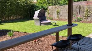 une arrière-cour avec une chaise et une table dans l'établissement Le Lovt - LOVE ROOM NANTES, à Nantes