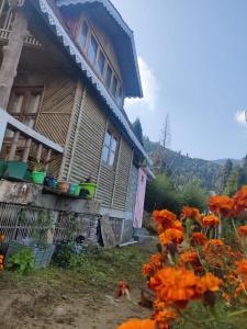 uma casa com um ramo de flores à frente dela em Spring Brooks Homestay em Darjeeling