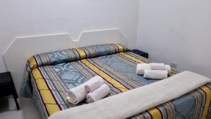 una camera da letto con un letto e asciugamani di Casa Sofia a Vulcano