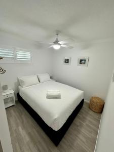 Postel nebo postele na pokoji v ubytování Bargara Oceanfront Luxury Grd Flr Apartment
