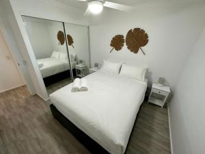 Postel nebo postele na pokoji v ubytování Bargara Oceanfront Luxury Grd Flr Apartment + 17 fotografií