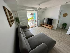 TV a/nebo společenská místnost v ubytování Bargara Oceanfront Luxury Grd Flr Apartment