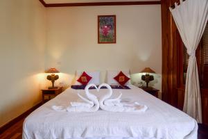 Tempat tidur dalam kamar di Senesothxuene Hotel
