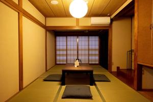 een kamer met matten op de vloer en een tafel bij Little Japan Echigo in Yuzawa