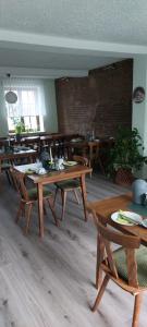 comedor con mesas y sillas de madera en Landpension Minna, en Herbsleben