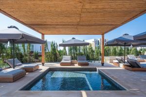 Bazén v ubytování Cap St Georges Hotel & Resort nebo v jeho okolí