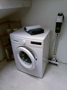 a washing machine in a room with a vacuum at Appartement ! Petit nid entre pistes et lacs! in Saint-Laurent-en-Grandvaux