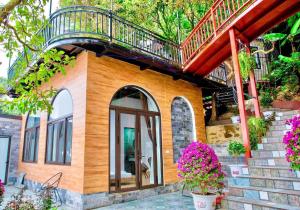 a small house with a balcony and a staircase at Thanh Tu Homestay - Venuestay in Vĩnh Phúc