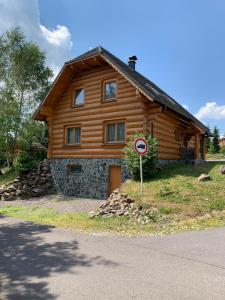 una casa de madera con un cartel delante en Zrub na Briežku en Krahule