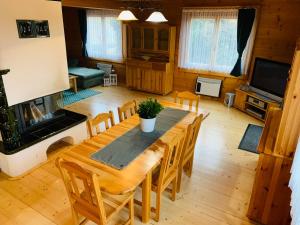 comedor con mesa de madera y sillas en Zrub na Briežku en Krahule