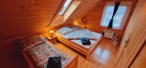 una vista aérea de un dormitorio con 2 camas en una cabaña en Zrub na Briežku en Krahule