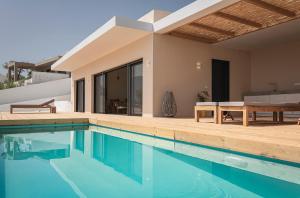 The swimming pool at or close to Villa Hermes