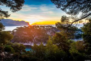 einen Blick auf den Sonnenuntergang über einem See im Wald in der Unterkunft Appart Bianca T2 - Terrasse - Parking - Calme - 1mn de la mer in Cassis