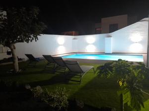 Bazén v ubytovaní Apartamento en Puerto del Carmen alebo v jeho blízkosti