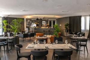 ein Restaurant mit Tischen und Stühlen und eine Bar in der Unterkunft Hotel Da Vinci in Mailand