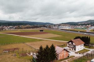 una vista aérea de un campo con pista de carreras en Apartmaji Spalina, Ivančna Gorica 