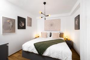1 dormitorio con 1 cama grande y paredes blancas en Apartmaji Spalina, Ivančna Gorica 