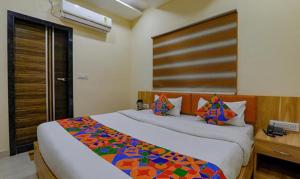 een slaapkamer met een groot bed in een kamer bij FabHotel Super 3 Premium in Varanasi