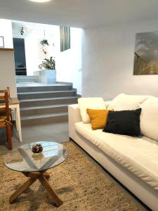 - un salon avec un canapé blanc et une table en verre dans l'établissement Villa Carpe Diem en Puerto del Carmen, à Puerto del Carmen