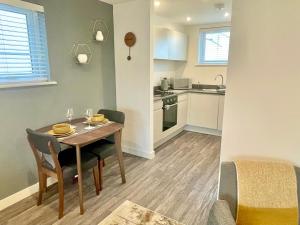 - une petite cuisine et une table dans une chambre dans l'établissement A Cozy Hideaway with Balcony - Close to Beach, à Bournemouth