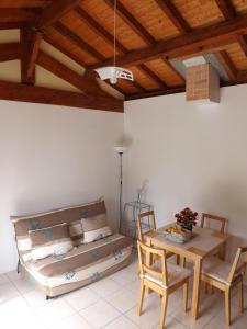 um quarto com uma cama, uma mesa e cadeiras em Sans Souci em Cahuzac