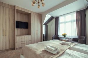 um quarto com uma cama com duas toalhas em Hotel - Apartamenty Heban em Toruń