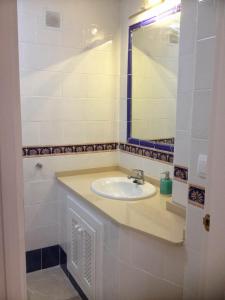 un baño con lavabo y espejo en Jumilla III, en Orihuela Costa