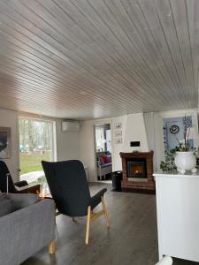 a living room with a couch and a fireplace at Ferienhaus am Vänern mit Seeblick in Mariestad