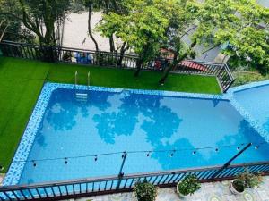 an overhead view of a large blue swimming pool at Thanh Tu Homestay - Venuestay in Vĩnh Phúc